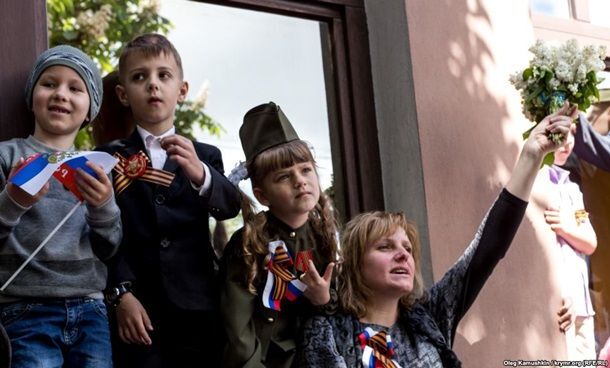 Маты в адрес Бандеры и "няша" во главе батальона: как прошел парад в Крыму