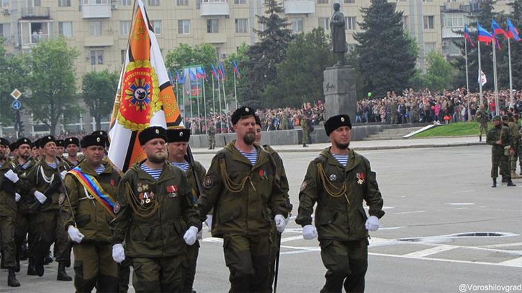 В Луганске и Донецке устроили "парад" под дулами и с байкерами: опубликованы фото