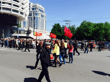 В Киеве коммунисты устроили свой парад и спели "оду Сталину": опубликованы фото