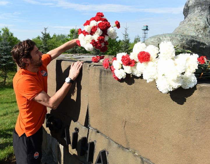 "Шахтер" возложил цветы к монументу освободителям: трогательное видео