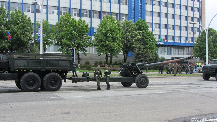 В Луганске и Донецке устроили "парад" под дулами и с байкерами: опубликованы фото