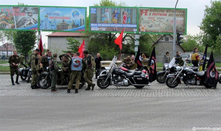 В Луганске и Донецке устроили "парад" под дулами и с байкерами