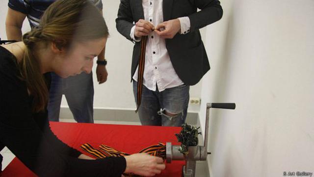 ФСБ разгромила альтернативную выставку ко Дню Победы в Москве: опубликованы фото