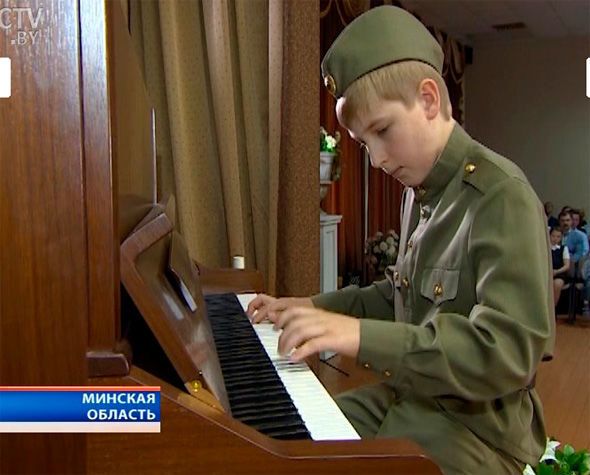 Сын Лукашенко Коля окончил 4 класс в военной форме: фото и видео