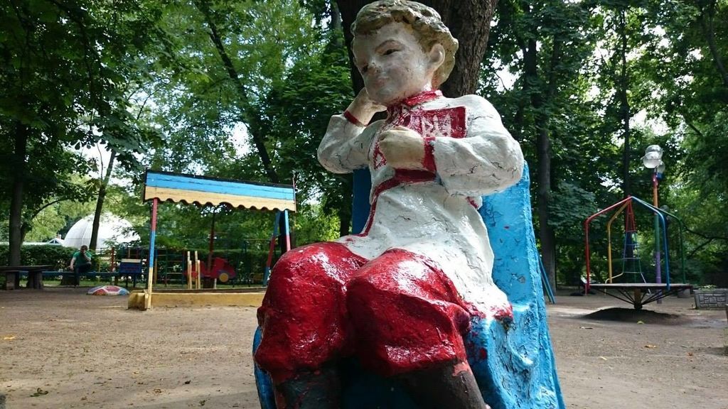 В Харькове статую юного Ленина "нарядили" в вышиванку: фотофакт