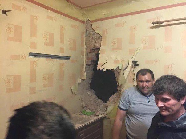 В Донецке снаряд прилетел прямо в жилую квартиру: фотофакт
