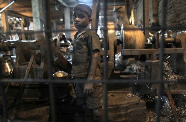 Украденное детство: трогательные фото детей за тяжелой работой