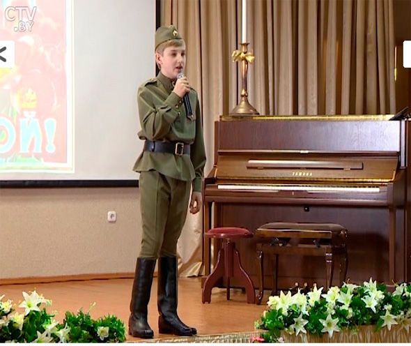 Сын Лукашенко Коля окончил 4 класс в военной форме: фото и видео