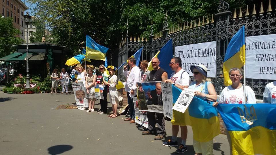 Украинцы не поленились организовать Путину в Риме "теплый прием"