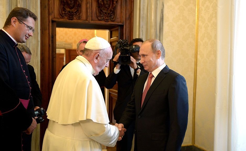Прозрачный намек! Папа Римский вручил Путину многозначительный подарок