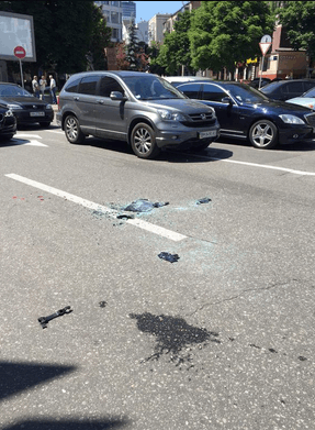 Перед спорудою "Київміськбуду" силовики затримали автомобіль: фотофакт