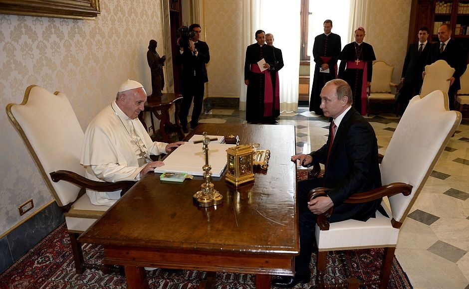 Прозорий натяк! Папа Римський вручив Путіну багатозначний подарунок