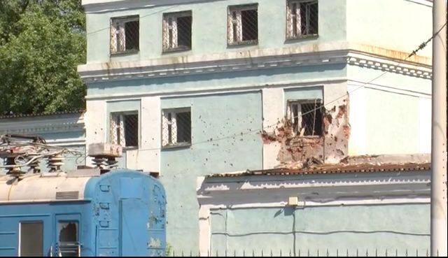 У Донецьку терористи розбомбили залізничний вокзал: фото і відео