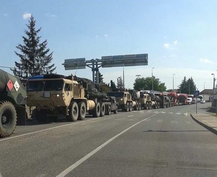 В Угорщині біля кордону з Україною помічена колона військової техніки: фотофакт
