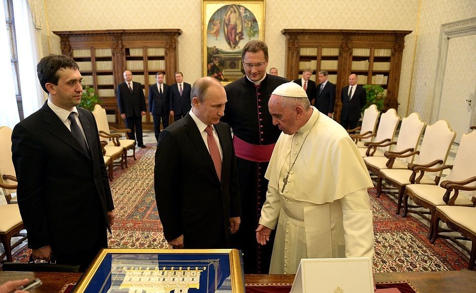 Прозорий натяк! Папа Римський вручив Путіну багатозначний подарунок