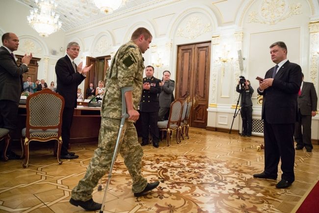 И мертвым, и живым... Порошенко наградил героических "киборгов": фоторепортаж