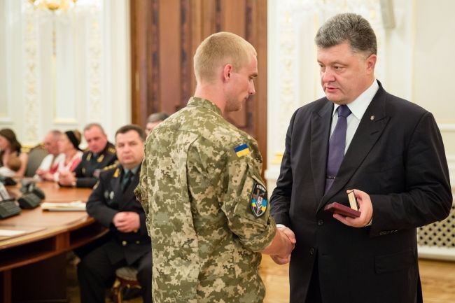 И мертвым, и живым... Порошенко наградил героических "киборгов": фоторепортаж