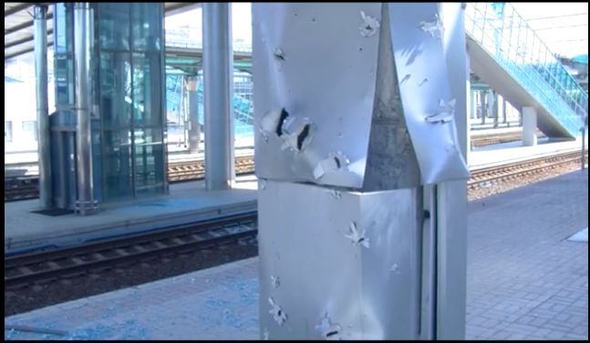 У Донецьку терористи розбомбили залізничний вокзал: фото і відео