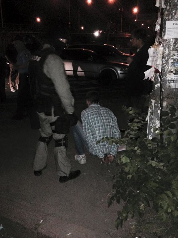 У Києві "на гарячому" впіймали грабіжників автомобілів: фото затримання