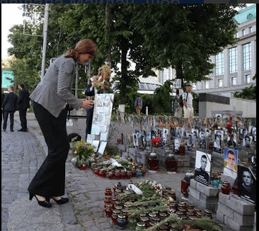 Защитница Украины в ООН Саманта Пауэр побывала на Майдане: фотофакт