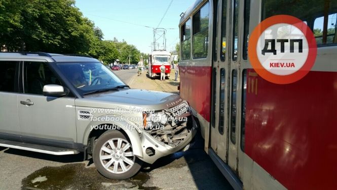 Не помітила! У Києві дамочка на елітному авто протаранила трамвай: фото з місця ДТП