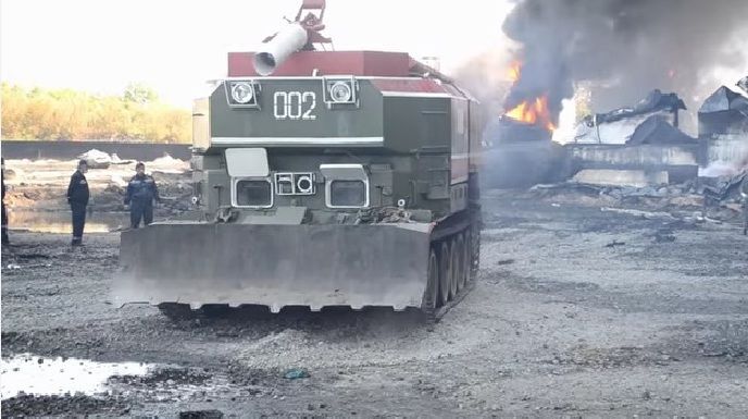 На палаючу під Києвом нафтобазу пригнали пожежний танк: Відеофакт