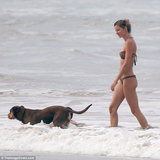 Папарацці спіймали Жизель Бюндхен на пляжі: фігура моделі без фотошопу