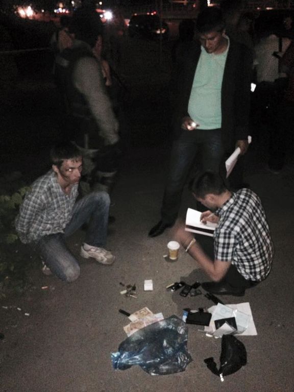 У Києві "на гарячому" впіймали грабіжників автомобілів: фото затримання