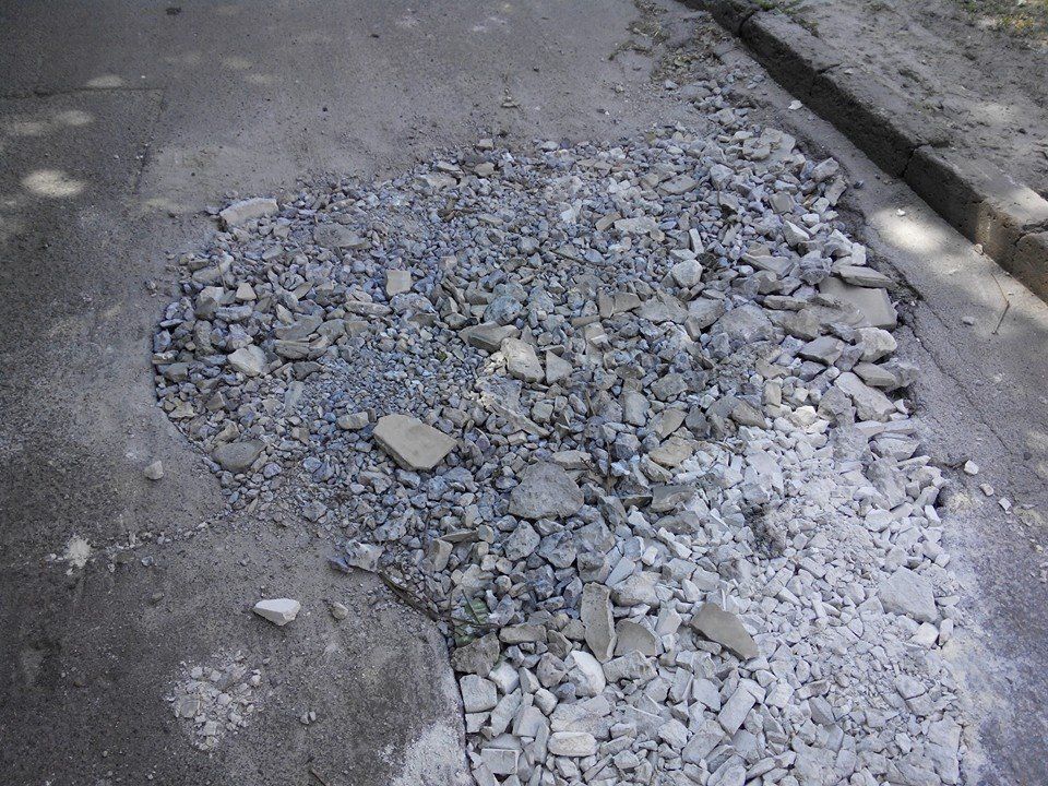 У Києві скандальну яму з матрацом закидали камінням: фотофакт
