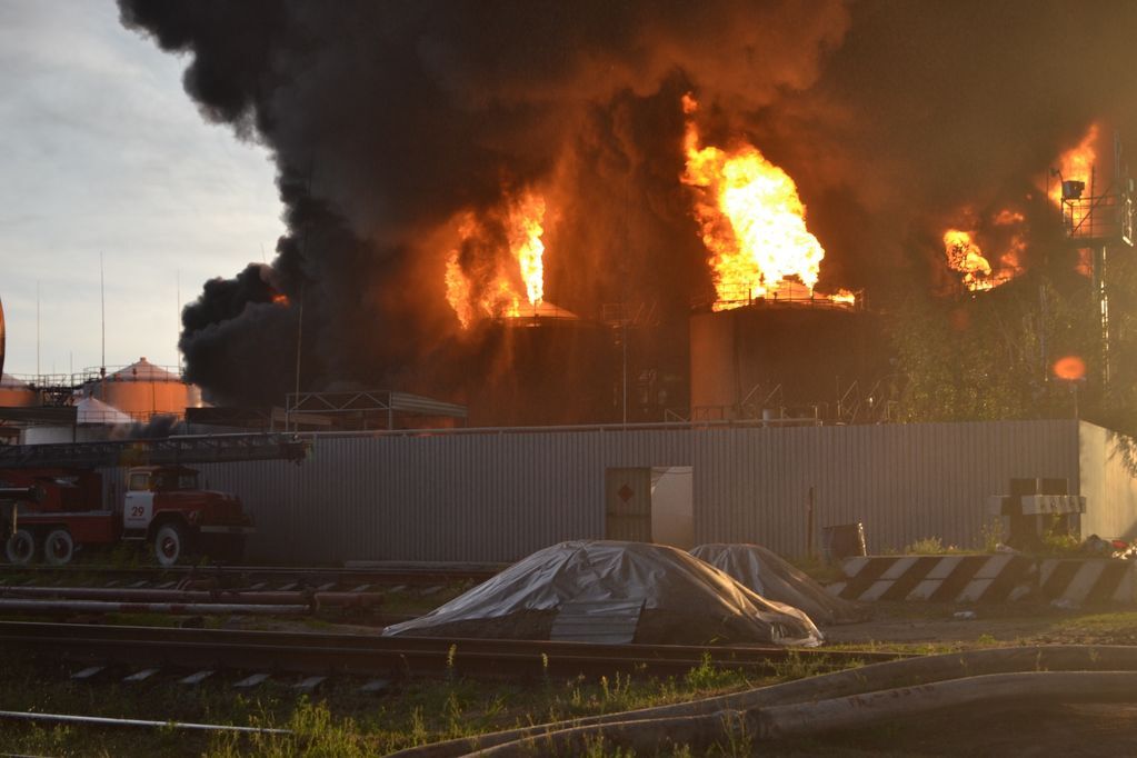 Пострадавших при пожаре на нефтебазе привезли с ожогами в Киев
