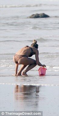 Папарацці спіймали Жизель Бюндхен на пляжі: фігура моделі без фотошопу