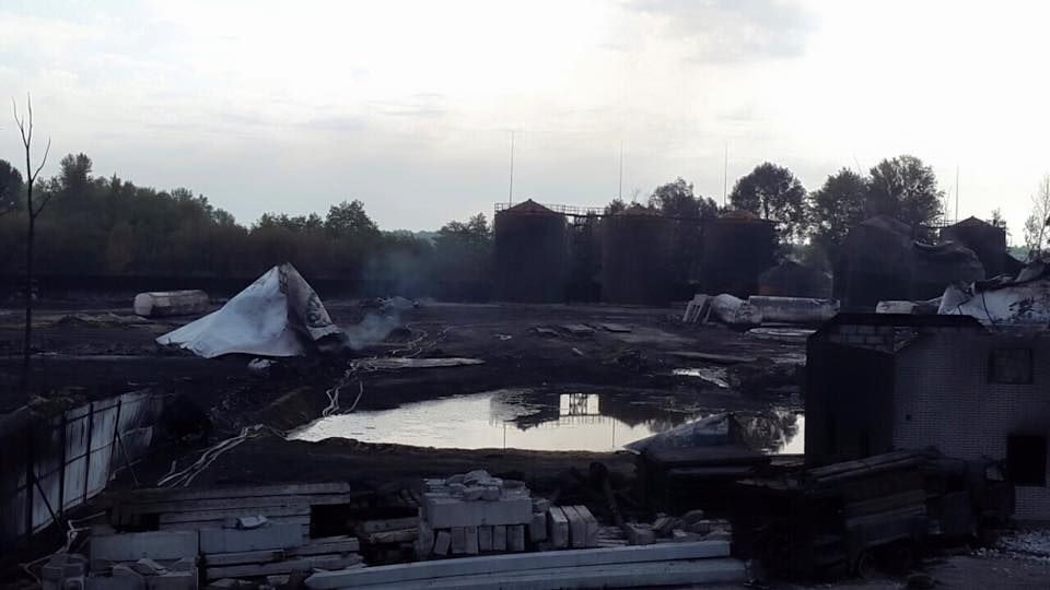 Пожар на нефтебазе под Васильковом почти потушили: свежие фото