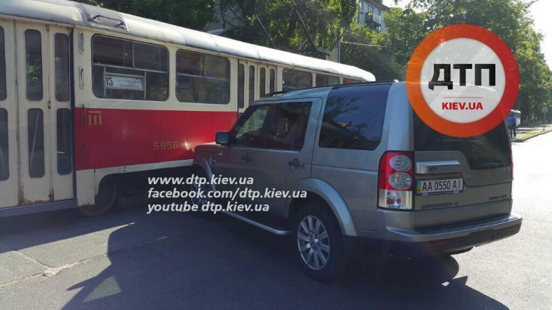 Не заметила! В Киеве дамочка на элитном авто протаранила трамвай
