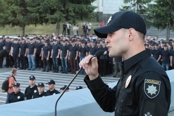 Все равны как на подбор: фоторепортаж, как полицейские Киева красовались перед Аваковым в новой форме