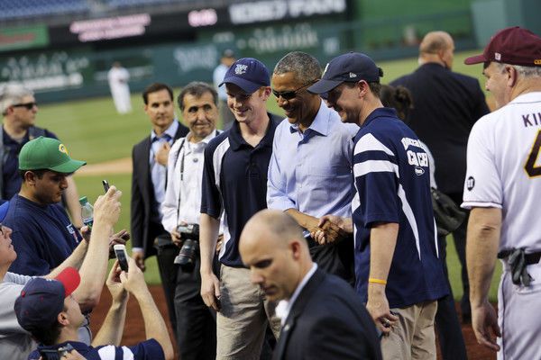 Обама став головною зіркою бейсбольного матчу