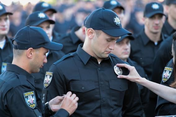 Усі рівні як на підбір: фоторепортаж, як поліцейські Києва красувалися перед Аваковим у новій формі