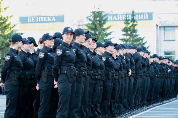 Все равны как на подбор: фоторепортаж, как полицейские Киева красовались перед Аваковым в новой форме