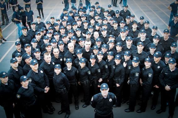 Усі рівні як на підбір: фоторепортаж, як поліцейські Києва красувалися перед Аваковим у новій формі