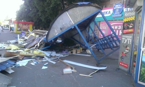В Киеве неизвестные разгромили остановку и киоск