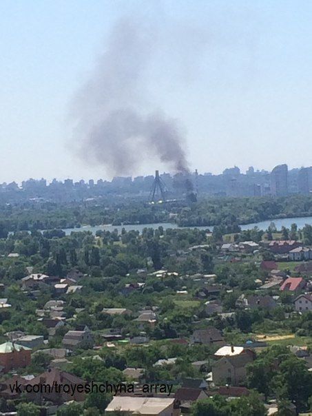 В Киеве вспыхнул пожар возле Московского моста