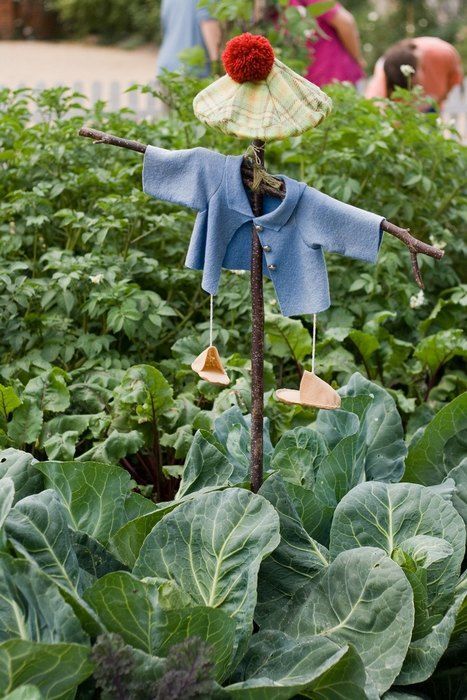 Огородное пугало как предмет декора: самые яркие идеи для дачи