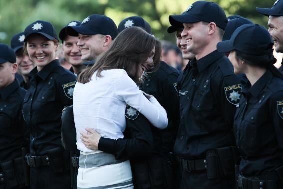 Все равны как на подбор: фоторепортаж, как полицейские Киева красовались перед Аваковым в новой форме