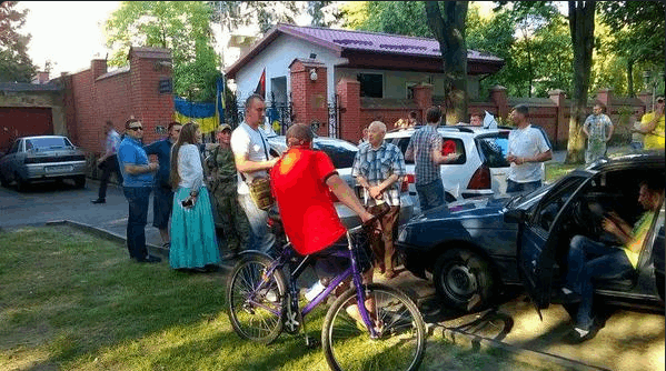 "Праздник" в разгаре: в День России львовяне лишили консульство опознавательных знаков