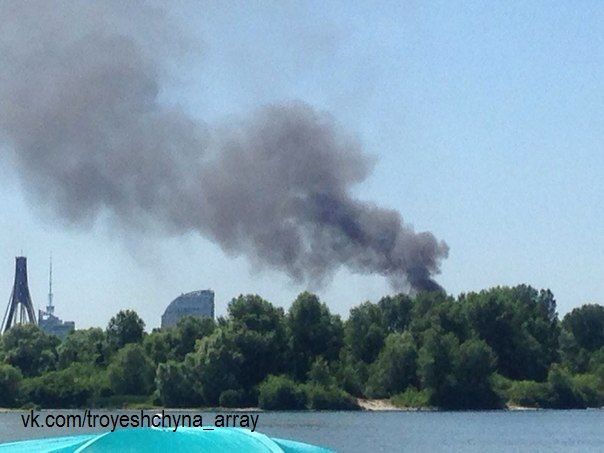 В Киеве вспыхнул пожар возле Московского моста