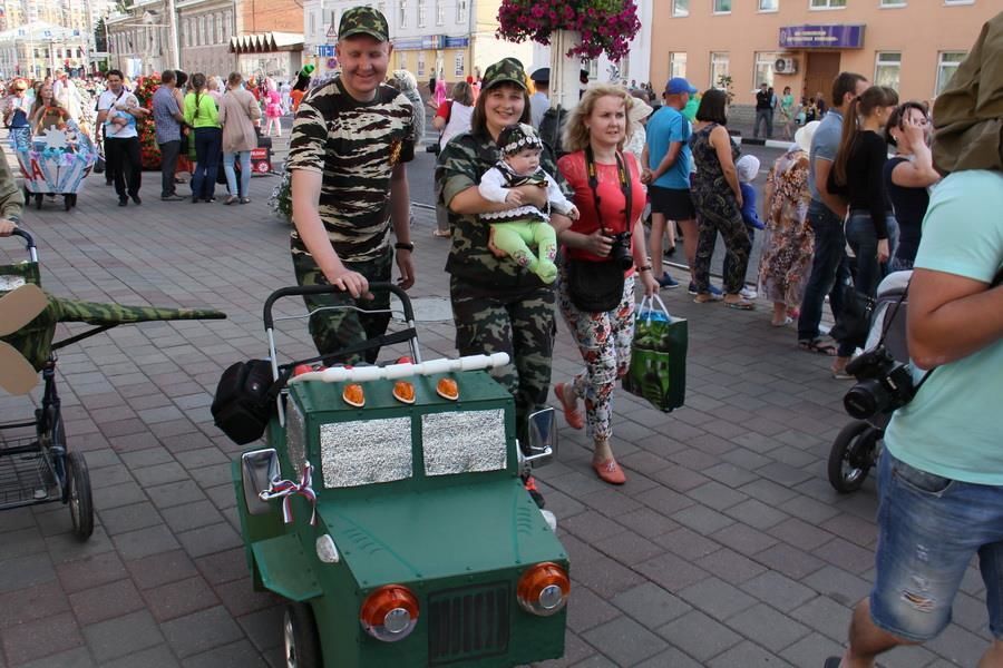 "Армата" курить збоку"! У Росії дітей возили у військових колясках: фотофакт