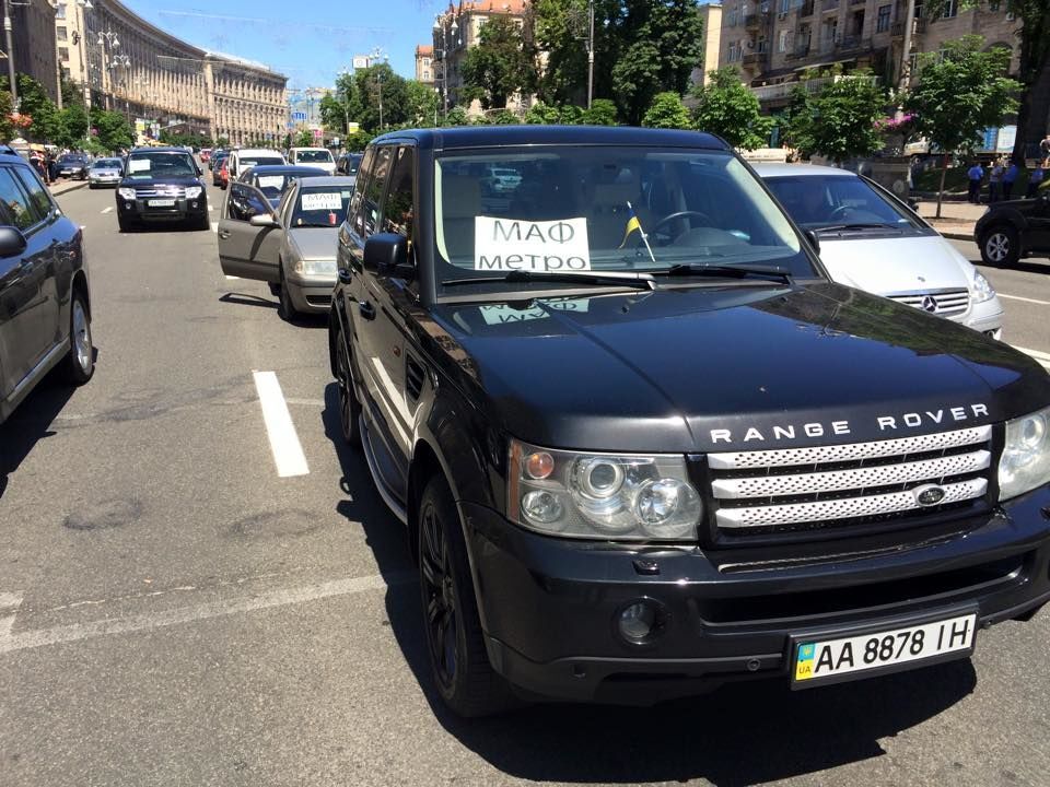 "Бідні" власники МАФів перекрили дорогу в Києві дорогими іномарками: фотофакт