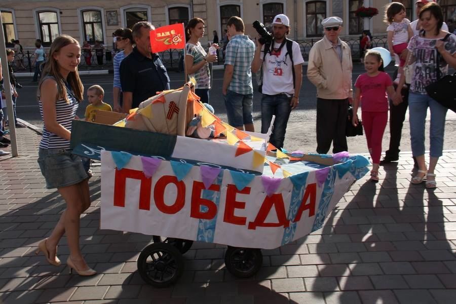 "Армата" курит в сторонке"! В России детей возили в военных колясках: фотофакт