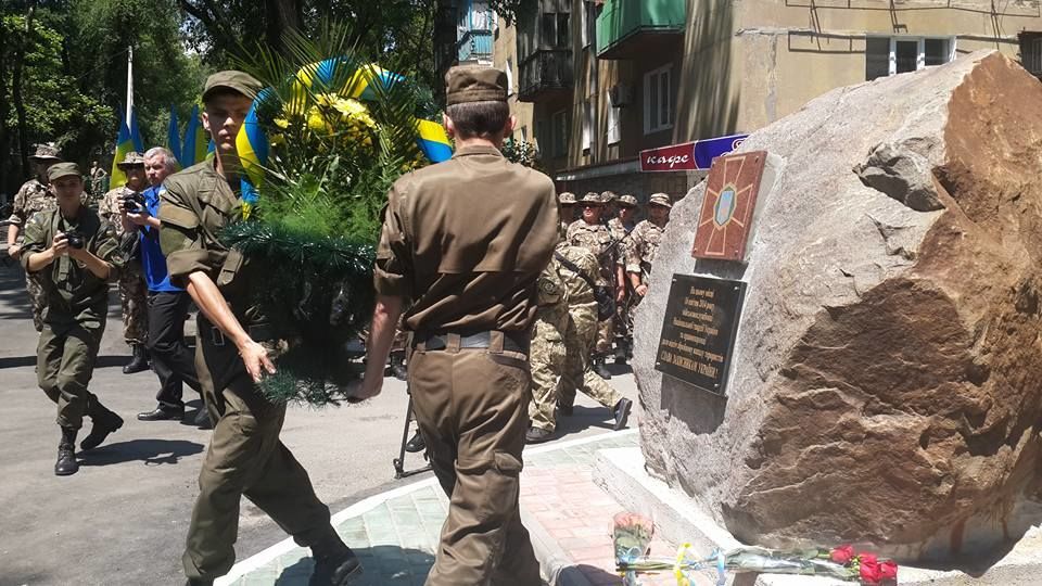 У Маріуполі відкрили пам'ятник героям-захисникам міста від "ДНР"