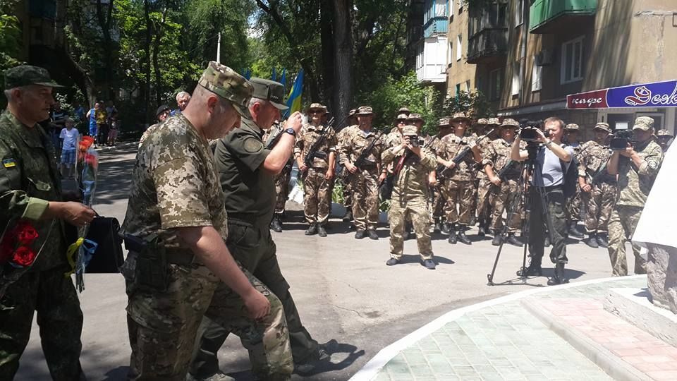 В Мариуполе открыли памятник героям-защитникам города от "ДНР"
