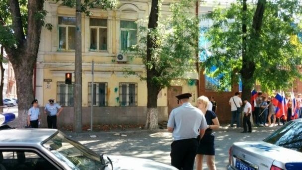 Вони ще й образилися! Незадоволені росіяни пікетують розгромлене консульство України в Ростові
